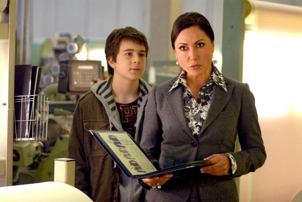 Bild 1 von 12: Thilo (Pascal Andres, l.) kommt gegen die konservativen Ansichten seiner Mutter Verena (Simone Thomalla, r.) nicht an.