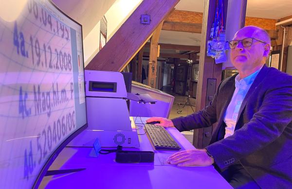 Bild 1 von 2: Dokumentenexperte Rolf Fauser nutzt künstliche Intelligenz um Fälschern auf die Spur zu kommen.