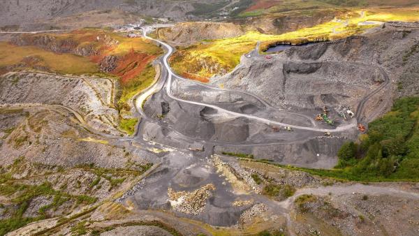 Bild 1 von 4: Schon seit der Römerzeit wird Schiefer für Dachschindeln in dieser Region abgebaut.