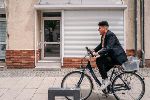 Bild 1 von 10: Nachdem Dennis (33) einige Jahre in Westdeutschland verbrachte, zog er bewusst wieder zurück in den östlichen Teil Deutschlands nach Leipzig.