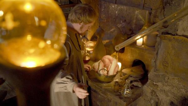 Bild 1 von 3: Im niederösterreichischen Kirchberg am Wagram fand sich im Boden vergraben ein altes alchemistisches Labor aus dem 16. Jahrhundert - der Beweis dafür, wie ernsthaft die Suche nach der Gold-Formel damals betrieben wurde. Das Labor scheint so weit intakt zu sein - was genau passiert, wenn es in dem Film erstmals wieder seinen Betrieb aufnimmt?