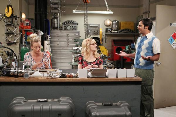Bild 1 von 7: Penny (Kaley Cuoco, l.) und Bernadette (Melissa Rauch, M.) helfen Leonard und Howard dabei, ihre Erfindung fertigzustellen. Als die beiden Männer wegfahren, um scheinbar Materialien zu besorgen, stattdessen jedoch ins Kino gehen, werden sie ausgerechnet von Raj (Kunal Nayyar) verraten ...