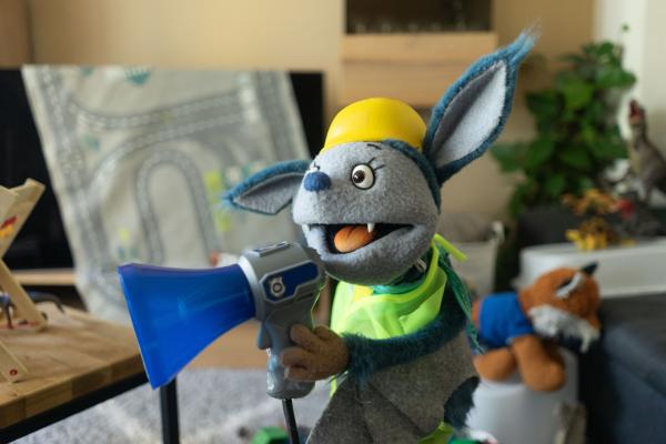 Bild 1 von 6: Fidi macht eine Durchsage.