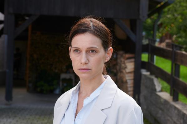 Bild 1 von 8: Bisher war Felix ein verlässlicher Partner für Nadia Berger (Leni Adams), doch nun stürzt sein Vertrauensbruch sie in eine tiefe Krise.