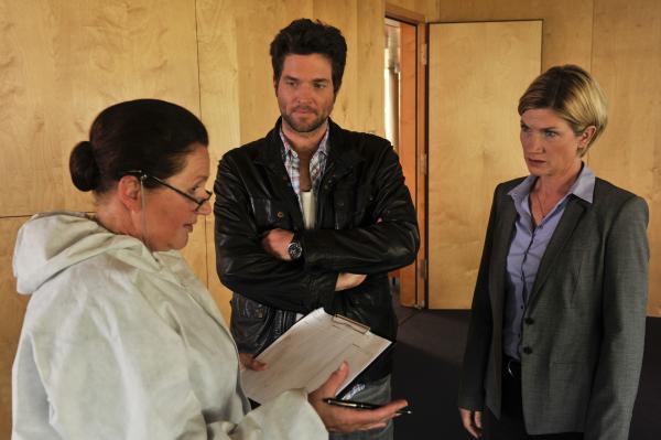 Bild 1 von 14: Martina Seiffert (Astrid M. Fünderich, r.), Jo Stoll (Peter Ketnath, M.) und Prof. Lisa Wolter (Eva Maria Bayerwaltes, r.) ermitteln.