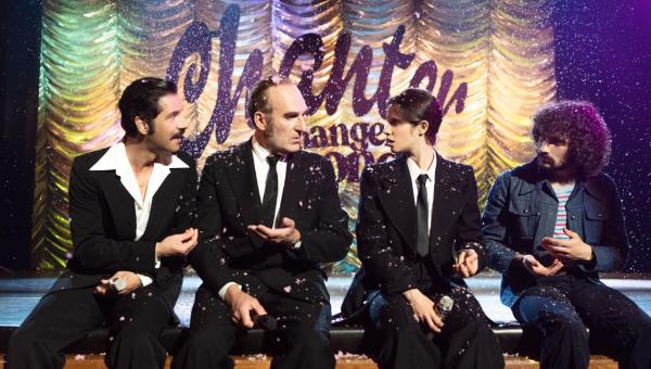 Bild 1 von 6: (v.l.n.r.) Didier Mathure (Melvil Poupaud); Marcel Bénes (Michel Vuillermoz de la Comédie Française); Véra Clouseau (Daphné Patakia); Rémy Bidaut (Quentin Dolmaire)