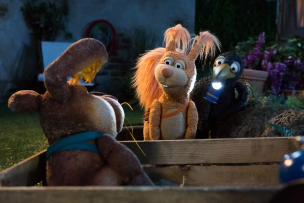 Bild 1 von 3: Hase Otto (Benno Lehmann) ist sauer. Er will schlafen, doch Ella (Anna Menzel) und Rudi (Lennart Morgenstern) machen die ganze Nacht lang Lärm!