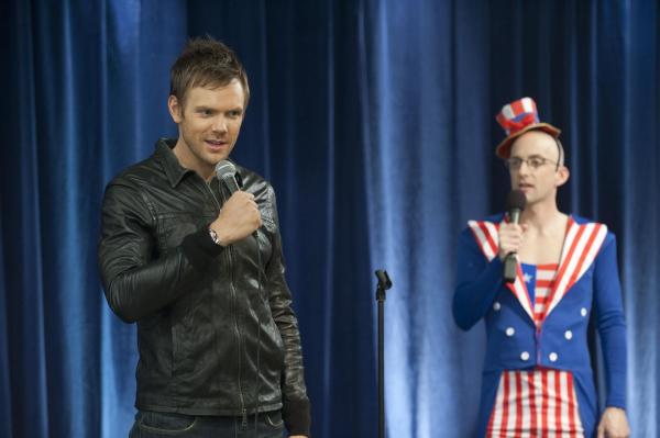 Bild 1 von 25: In Greendale stellt Dekan Pelton (Jim Rash, r.) die Kandidaten vor: Zum Erstaunen Vieler kandidiert auch Jeff (Joel McHale, l.) ...