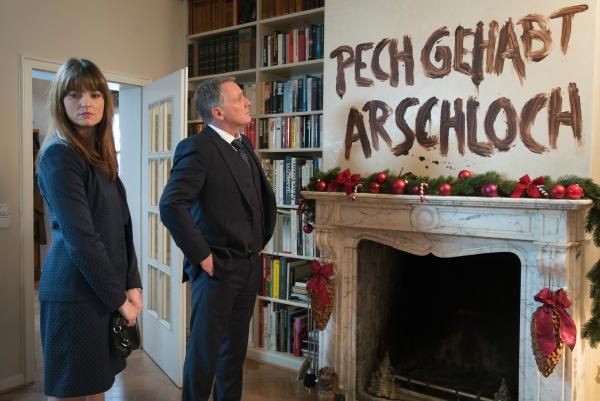 Bild 1 von 13: Richter Hartmut Rudolph (Bernhard Schir) erwartet eine unangenehme Überraschung, als er gemeinsam mit Alex (Ina Paule Klink) das Wohnzimmer betritt.