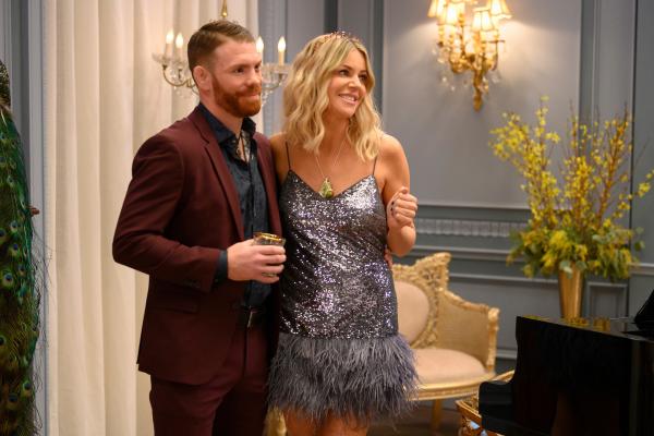 Bild 1 von 3: DJ (Kaitlin Olson) verkündet auf ihrer Geburtstagsfeier zusammen mit Aidan (Paul Felder) eine Überraschung, mit der niemand gerechnet hat.