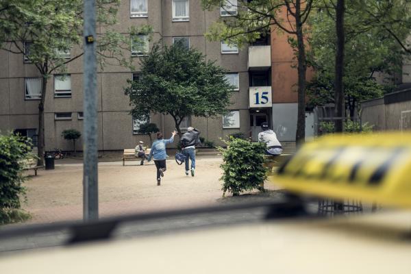 Bild 1 von 10: Auf der Flucht: Sol (Eko Fresh) wird von der Taxifahrerin (Katy Karrenbauer) verfolgt.