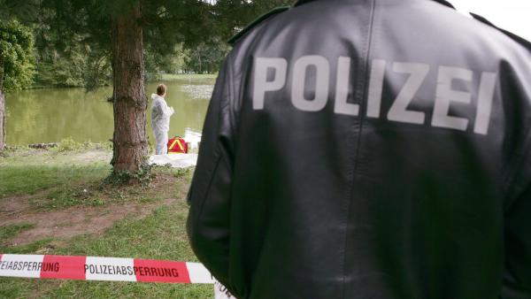 Bild 1 von 2: Polizisten, Rechtsmediziner und Kriminaltechniker aus ganz Deutschland berichten über die spektakulärsten Mordfälle ihrer Karriere, die gleichzeitig ihre größten Herausforderungen waren. Die Mordkommissionen öffnen Polizeiakten und Asservatenkammern und präsentieren zum Teil noch nicht veröffentlichte Polizeifotos und Originalvideos.