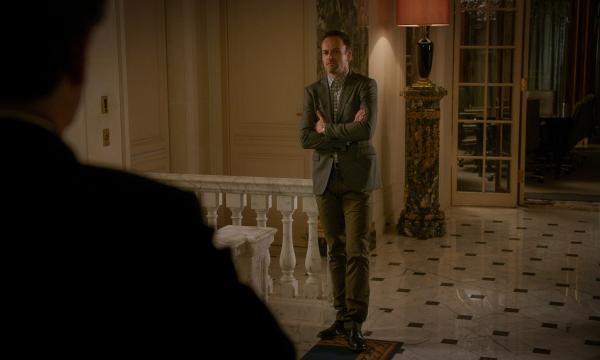Bild 1 von 8: Endlich hatte Holmes (Jonny Lee Miller) sich durchgerungen, Frieden mit seinem Vater zu schließen, doch dann stellt sich heraus, dass Morland ihm und Joan ein Geheimnis vorenthalten hat, das all ihre Leben in Gefahr bringen könnte ...