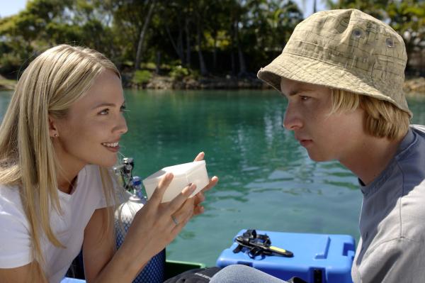 Bild 1 von 7: Dr. Denman (Lara Cox, li.) hat den Zehnagel von Cleo entdeckt, den Lewis (Angus McLaren, re.) im Labor heimlich untersuchen wollte. Nachdem sie herausgefunden hat, dass sich die Zellen bei der Zugabe von Wasser verändern, stellt sie Lewis zur Rede.