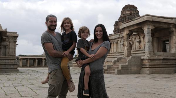 Bild 1 von 5: Die Familie besucht auch die berühmte Tempelanlage in Hampi in Indien.