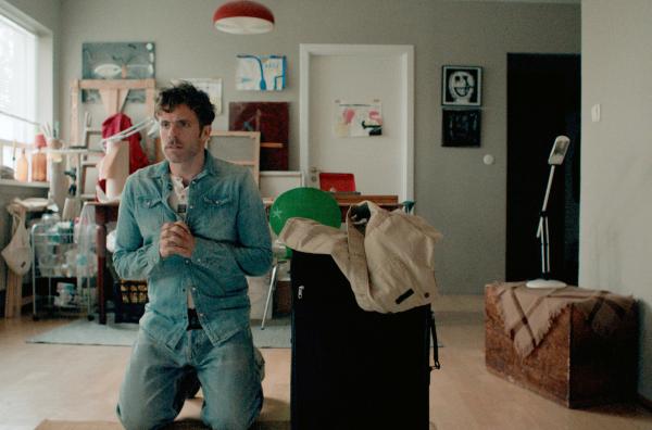 Bild 1 von 3: Geläutert kehrt Thorir (Hilmar Guðjónsson) aus der Entzugsklinik nach Hause zurück und gelobt Besserung.