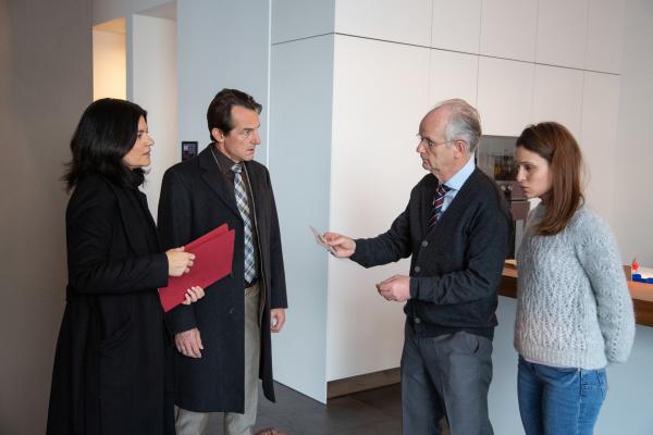 Bild 1 von 11: Otto Esslinger (Justus Carrière, 2.v.r.) bestätigt Radek (Hans-Werner Meyer, 2.v.l.) und Mina (Jasmin Tabatabai, l.), dass es sich bei Max um seinen Sohn handelt, mit dem er und seine Tochter Dore (Kristin Suckow, r.) seit über zwei Jahren keinen Kontakt mehr haben.