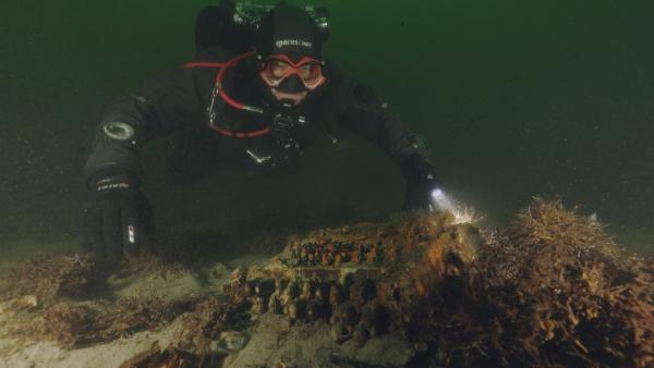 Bild 1 von 4: Unterwasserarchäologe Dr. Florian Huber ist sehr überrascht, die Enigmen nach so vielen Jahrzehnten am Boden der Ostsee zu finden.