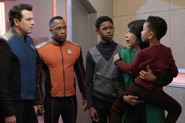 Bild 1 von 20: (v.l.n.r.) Captain Ed Mercer (Seth MacFarlane); Lieutenant Commander John LaMarr (J. Lee); Marcus Finn (BJ Tanner); Dr. Claire Finn (Penny Johnson Jerald); Ty Finn (Kai Wener)