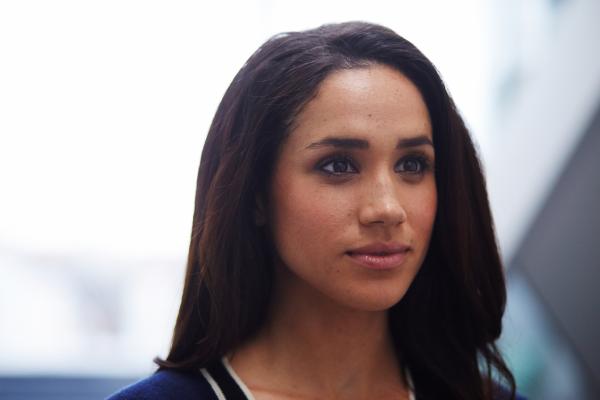 Bild 1 von 2: Rachel (Meghan Markle) überlegt, wie sie die Konfliktsituation klären könnte. Mike zum Aufgeben überreden, wie Harvey einfordert, erscheint ihr nicht richtig.