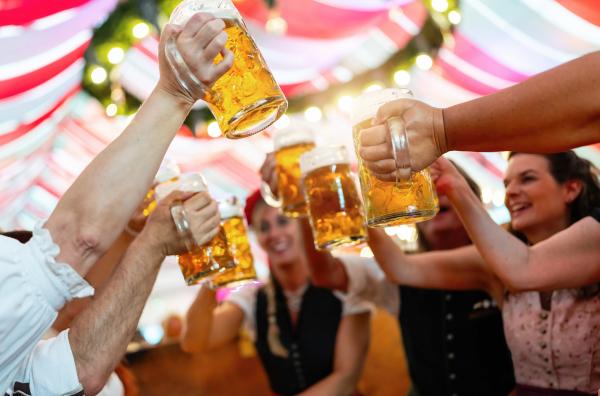 Bild 1 von 1: Geselligkeit im Bierzelt ? besser mit Alkohol?