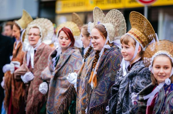 Bild 1 von 4: Gliederung \