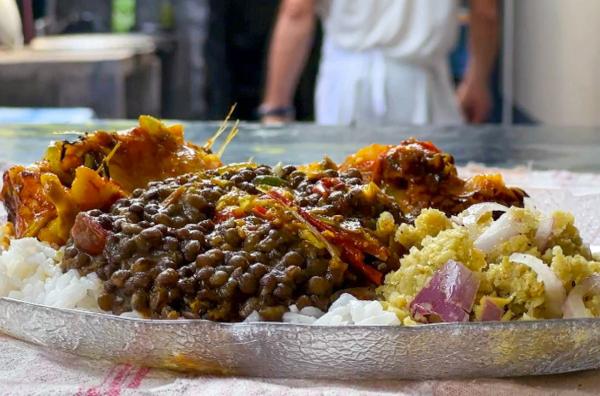 Bild 1 von 2: Im Süden der Insel La Réunion hat Nativ ein kreolisches Fisch-Cari gekocht.