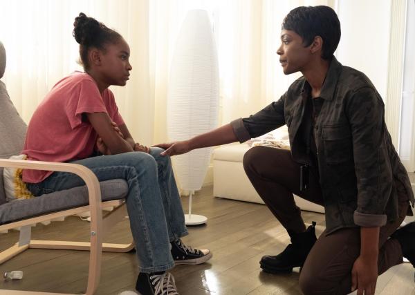 Bild 1 von 22: Amy Bellafonte (Saniyya Sidney, l.); Dr. Major Nichole Sykes (Caroline Chikezie, r.)