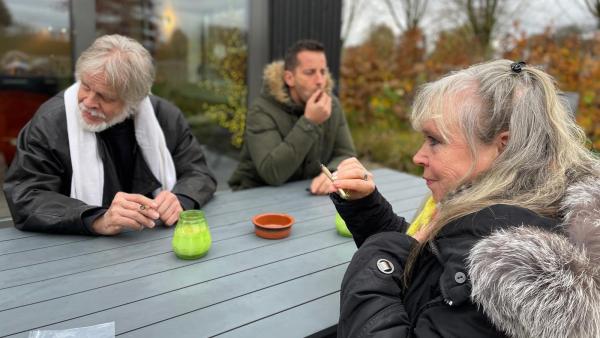 Bild 1 von 5: Alexander (li), Tim und, Andi (re.) rauchen zum ersten Mal in ihrem Leben einen Joint