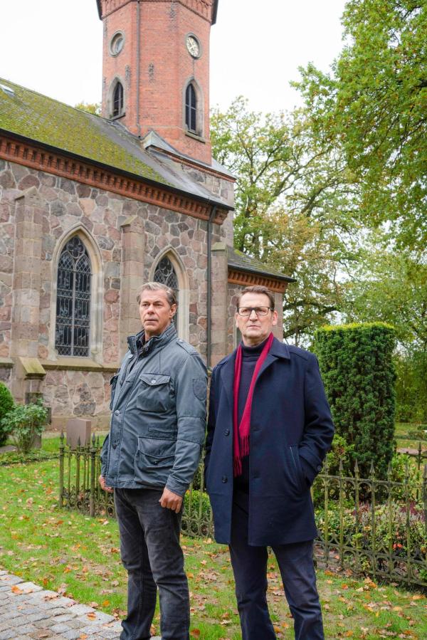 Bild 1 von 1: Im Bild (v.li.): Sven Martinek (Finn Kiesewetter), Ingo Naujoks (Lars Englen).