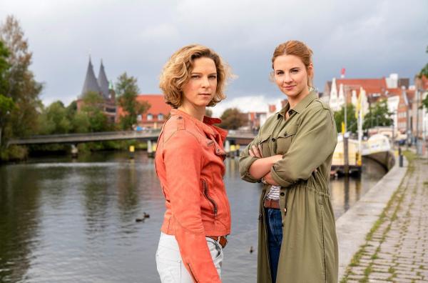 Bild 1 von 17: Im Bild (v.li.): Anjorka Strechel (Tomke Jenssen), Julia E. Lenska (Nina Weiss).