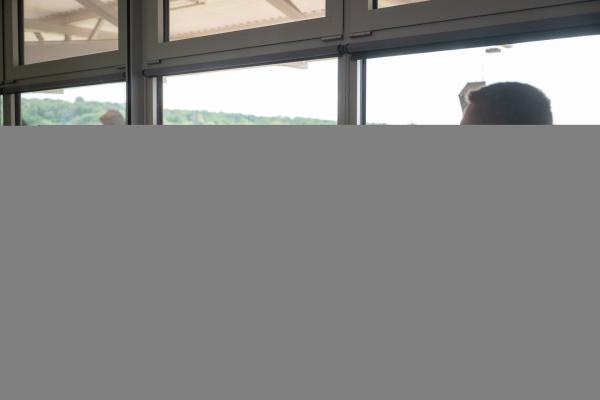 Bild 1 von 2: Viktor (Fridolin Sommerfeld) kann die gestresste Cäcilia (Carlotta Weide) nach dem Training wieder zum Lachen bringen.
© mdr/Saxonia Media/Felix Abraham - Honorarfreie Verwendung gemäß AGB im redaktionellen Zusammenhang mit genannter Sendung bei Nennung \