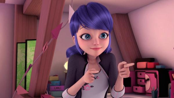 Bild 1 von 6: Als Marinette erfährt, dass Adrien mit Kagami ein Wochenende in London zu verbringen will, schreibt sie ihm einen Brief, um ihm ihre Gefühle zu gestehen, bevor es zu spät ist. Doch ein bettlägeriger Meister Fu betraut sie mit einem Brief für Marianne, einer alten Freundin, der er nie seine Liebe gestehen konnte. Doch Marinette vertauscht die beiden Briefe und gibt Marianne versehentlich den Brief für Adrien, den sie missversteht. Sie wird von Hawk Moth akumatisiert. Als Backwarder will sie mit ihrem magischen Zauberstab verlorene Zeit wiedergutmachen, indem sie sie anderen wegnimmt.