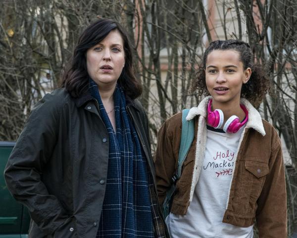 Bild 1 von 4: Jo Evans (Allison Tolman, l.); Mia Evans (Ashley Aufderheide, r.)