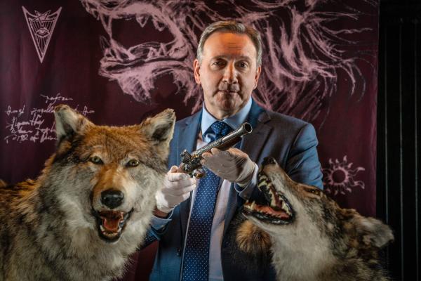 Bild 1 von 9: DCI John Barnaby (Neil Dudgeon) bekommt es diesmal mit einem Wolfmonster zu tun. Das Phantom - halb Mensch, halb Wolf - verletzt seine Opfer zunächst mit Stahlkrallen, bevor es sie mit einer Silberkugel aus einer antiken Vorderladerpistole tötet.