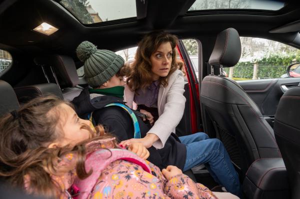 Bild 1 von 4: Die Nerven liegen blank: In einem erbitterten Sorgerechtsstreit mit ihrem Ex-Mann kämpft Rosalie Bernard (Anja Knauer, r.) um ihre Kinder Charles (Finn Hubel) und Louise (Sophia Pfeifer, l.). Als ihre Affäre, der Bruder ihres Ex-Mannes, erschossen aufgefunden wird, gerät auch sie unter Tatverdacht.