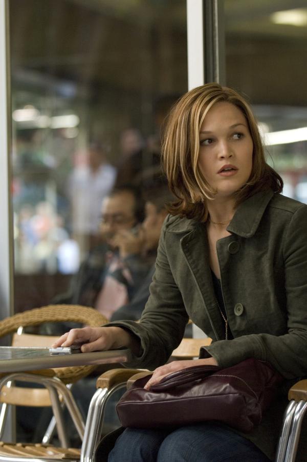 Bild 1 von 17: Auf der Spur nach seiner Vergangenheit, begegnet Bourne der Agentin Nicky Parsons (Julia Stiles). Sie ist bereit ihm zu helfen. Auch wenn sie das in großen Konflikt mit dem CIA bringt. Sie ahnt nicht, dass sie damit ebenfalls zur Zielscheibe des CIA wird.