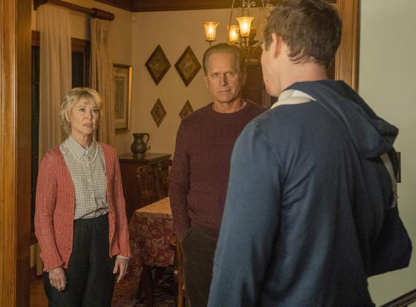 Bild 1 von 11: (v.l.n.r.) Margaret Buckley (Dee Wallace); Phillip Buckley (Gregory Harrison); Evan \