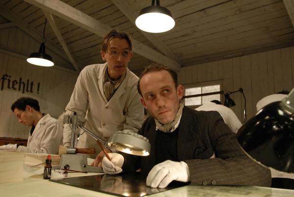 Bild 1 von 2: Im Bild: Sorowitsch (Karl Markovics, rechts) und Zilinski (Andreas Schmidt, links) beim Fälschen der Pfundnoten.