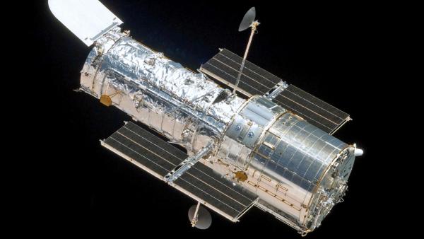 Bild 1 von 3: Das Weltraumteleskop Hubble bietet einen Blick auf das Universum, weil es von der Erde aus nicht möglich ist. Im elektromagnetischen Spektrum arbeitet es vom Infrarot- bis in den Ultraviolettbereich.