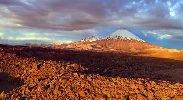 Bild 1 von 8: Der Vulkan Parinacota in Nord-Chile. Er liegt im Nationalpark Lauca in der West-Kordillere der Zentral-Anden.