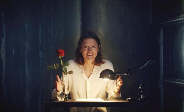 Bild 1 von 12: Im Bild: Burgschauspielerin Lola Klamroth liest in der TV-Doku \