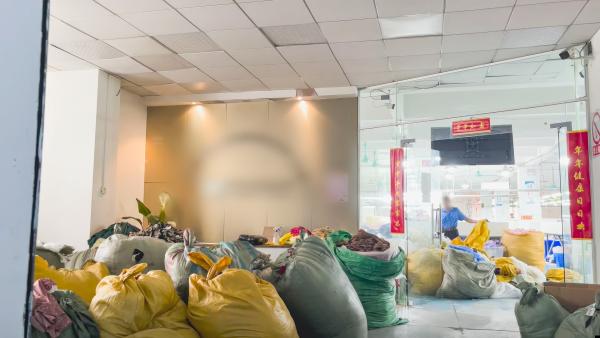 Bild 1 von 6: Der chinesische Fast-Fashion-Onlinehändler Shein produziert täglich tausende neue Kleidungsstücke.