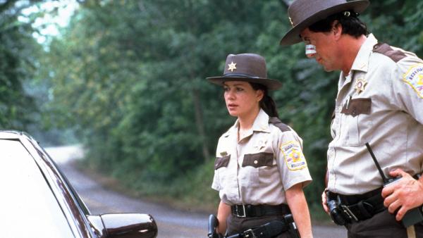 Bild 1 von 5: Officer Freddy Heflin (Sylvester Stallone) und Deputy Cindy Berts (Janeane Garofalo)