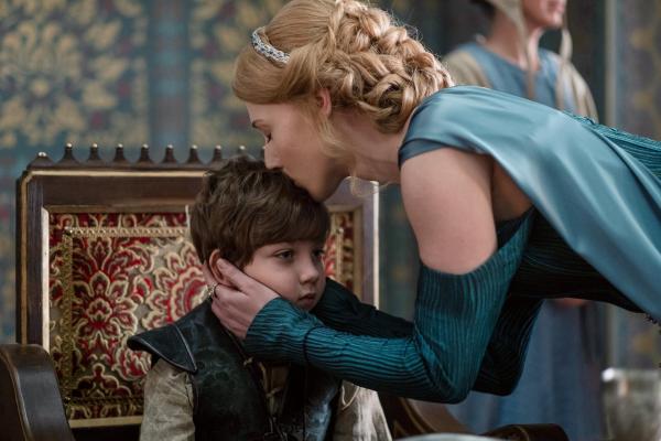 Bild 1 von 14: Im Bild: Erzsébet (Vivien Rujder) muss sich für lange Zeit von ihrem jüngsten Sohn Matyas (Lénárd Boncza) verabschieden.