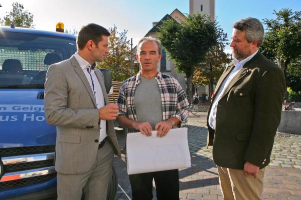 Bild 1 von 9: Anselm Geiger (Gerhard Roiß, M.), der geschäftlich mit dem Opfer zu tun hatte, reagiert nervös auf die Fragen der Kommissare Hansen (Igor Jeftic, r.) und Stadler (Dieter Fischer, r.).