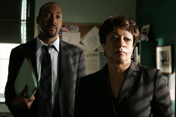 Bild 1 von 14: (l-r)  Jesse L. Martin as Detective Ed Green, S. Epatha Merkerson as Lieutenant Anita Van Buren -- NBC