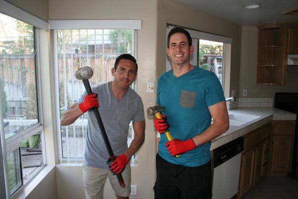 Bild 1 von 4: Als Tarek (r.) und seine Frau sich dazu entschließen, ihrem Freund Carlos (l.) bei der Renovierung und dem Verkauf seines Hauses unter die Arme zu greifen, wartet viel Arbeit auf alle drei ...