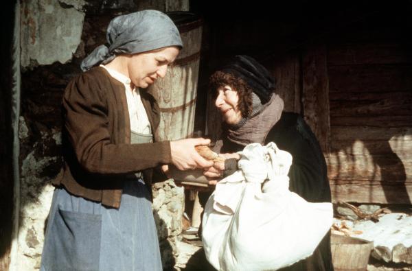 Bild 1 von 2: Im Bild: Peters Mutter ist überall hilfsbereit. Auch das Mooswaberl wird von ihr reichlich bedacht. (Ute Radkohl, Cilli Wang).