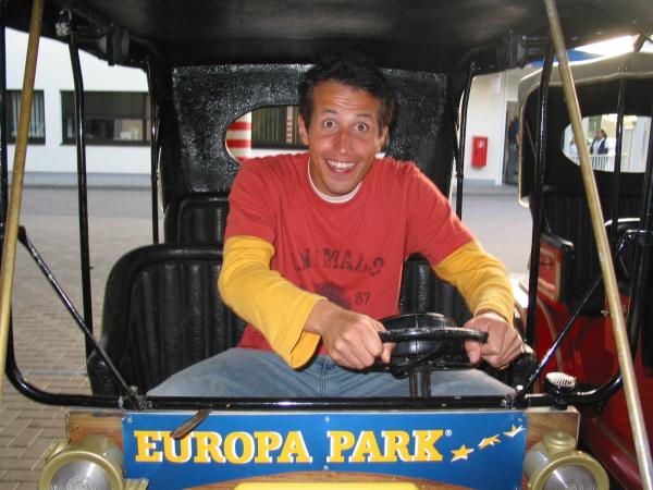 Bild 1 von 2: Willi im Vergnügungspark Europapark Rust. Hier fragt er sich, wo eigentlich die Achterbahnen entwickelt und gebaut werden.